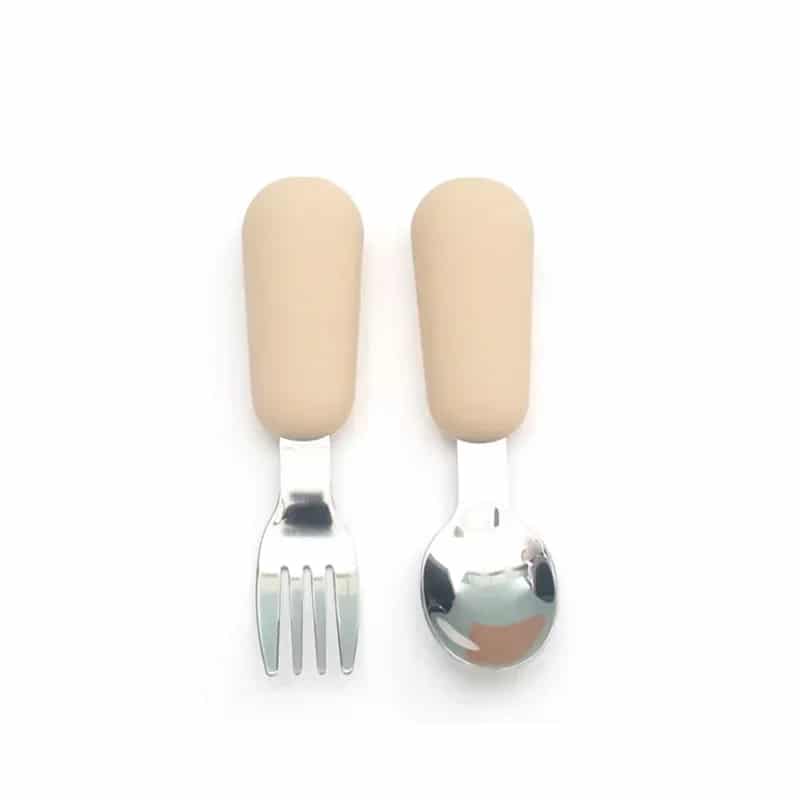 Lot de Deux Couverts Ergonomiques Bébé en Acier Inoxydable sur fond blanc