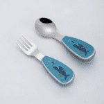 Lot de Deux Couverts Ergonomiques Bébé avec Design de Requin sur fond gris