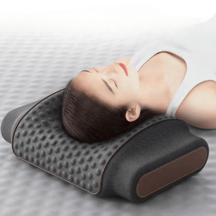 Oreiller Anti Ronflement Chauffant et Vibrant avec une femme posant sa tête dessus