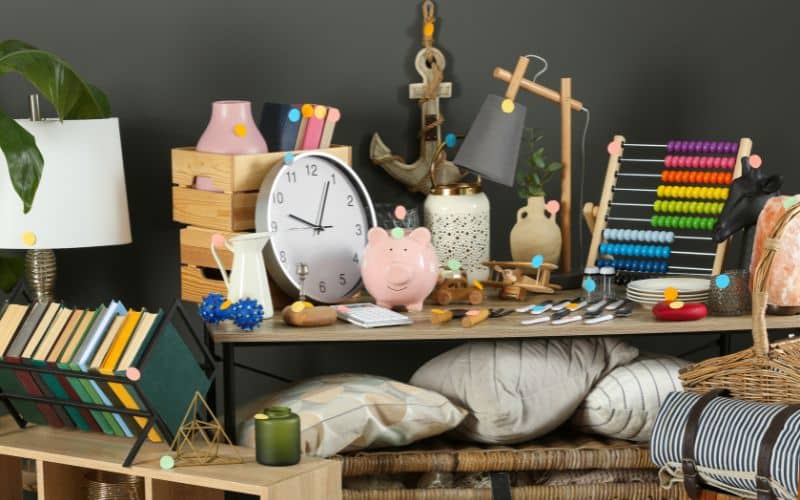 Comment évaluer l'ergonomie d'un produit Photo de plusieurs produits ergonomiques différents. Tel qu'une horloge, des coussins, des livres, une lampe, des objets de décorations etc