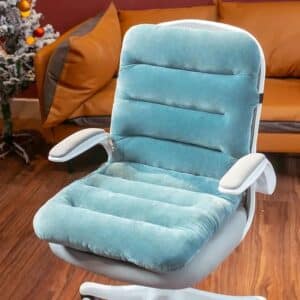 Coussin d'Assise Ergonomique Confortable en Peluche bleu installé sur une chaise dans un intérieur