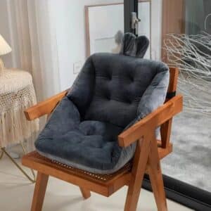 Coussin d'Assise Ergonomique Design et Élégant gris et installé sur une chaise dans une maison
