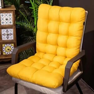 Coussin d'Assise Ergonomique Doux et Confortable jaune installé sur une chaise dans un intérieur