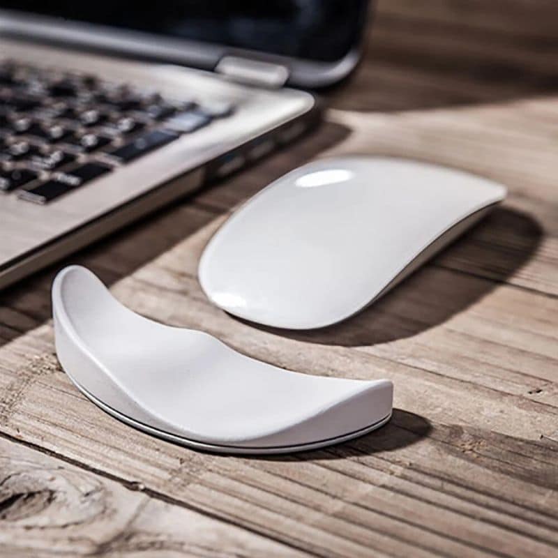 Tapis de Souris Ergonomique Pratique et Confortable pour Droitier sur une table à côté d'un ordinateur portable