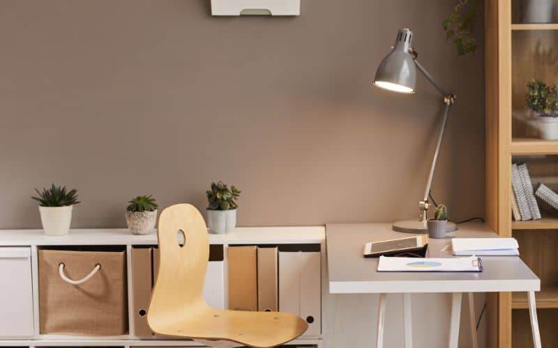 Bureau aménager ergonomiquement avec des objets et des outils ergonomiques et connectées.