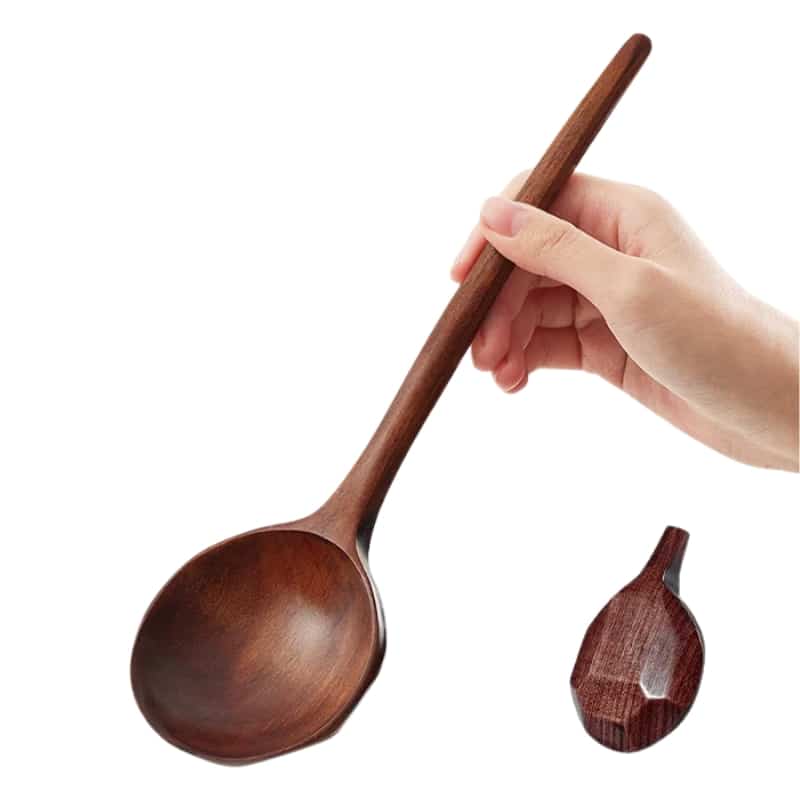 Ustensile de Cuisine Ergonomique Cuillère Longue Japonaise dans la main d'une personne sur fond blanc