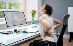 L’ergonomie au travail : une solution pour réduire l’absentéisme ? Innovation impact produits ergonomiques posture1 300x188 1