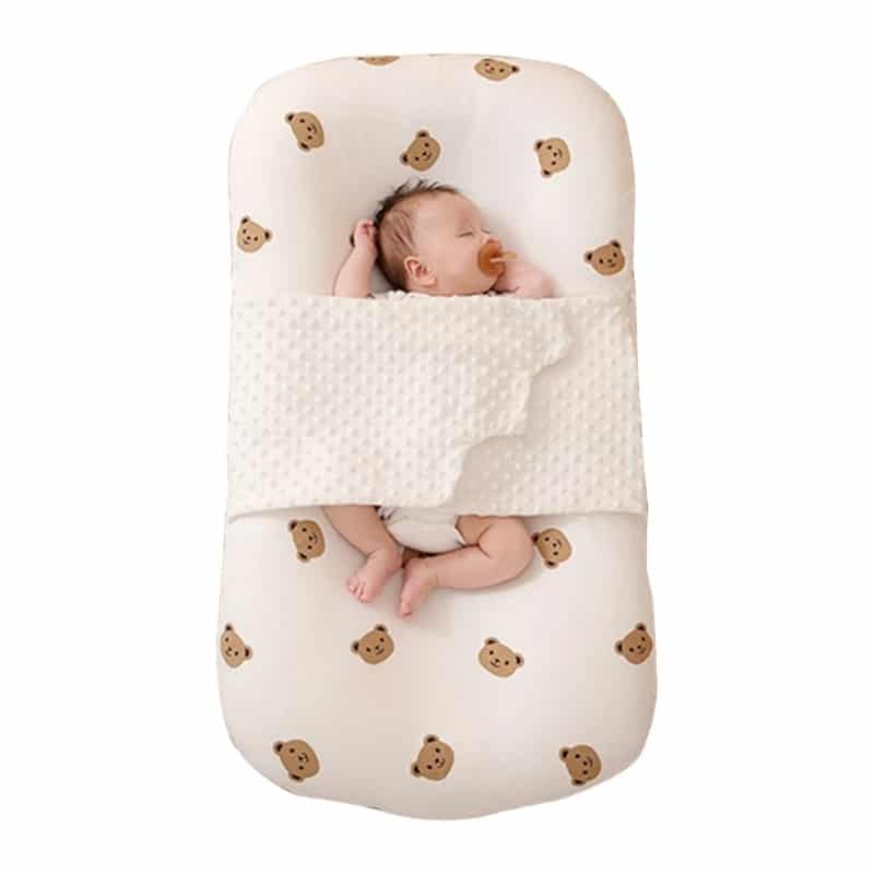 Matelas Ergonomique Bébé Confortable avec Imprimé Ourson sur fond blanc avec un bébé allongé dessus