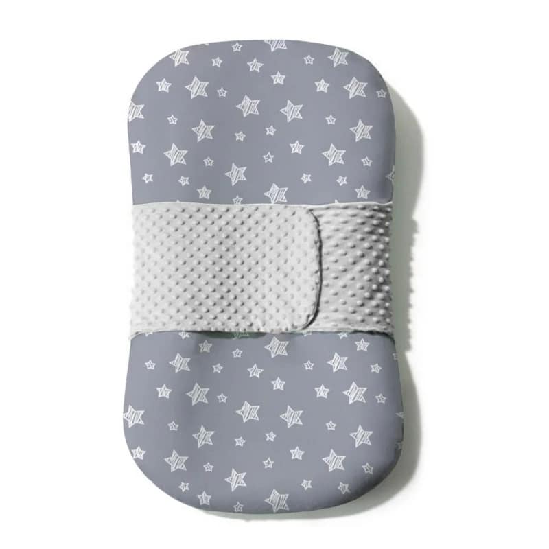 Matelas Ergonomique Bébé Portable et Polyvalent sur fond blanc