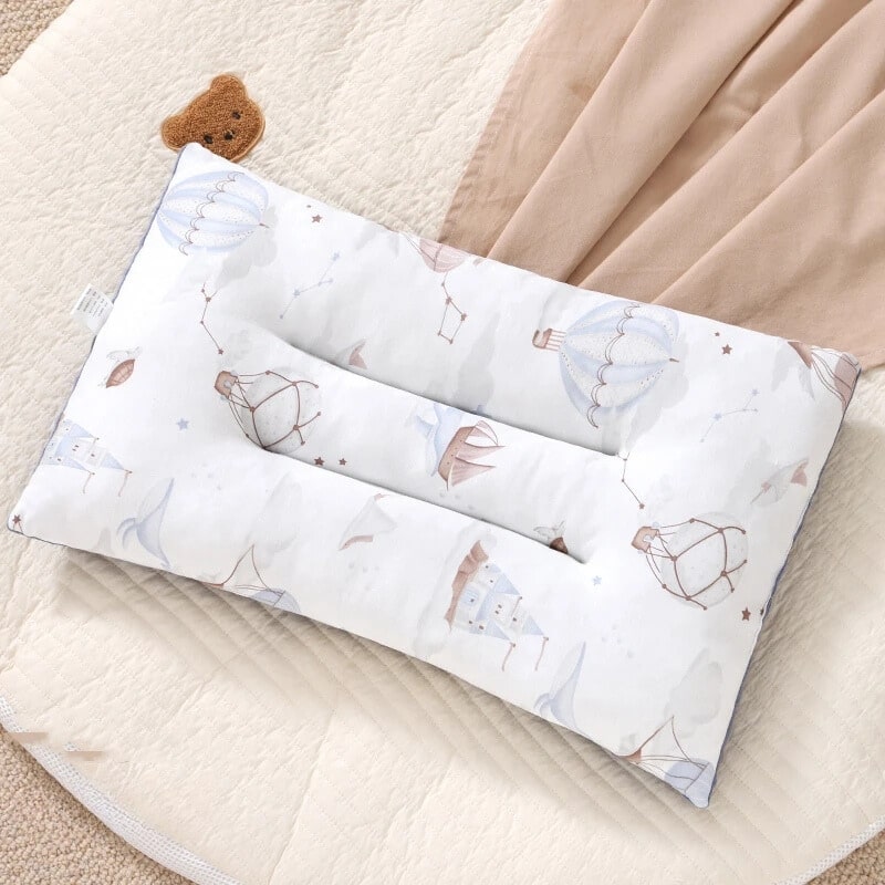 Oreiller Orthopédique Enfant Rectangulaire et Confortable sur une couverture avec une tête d'ourson