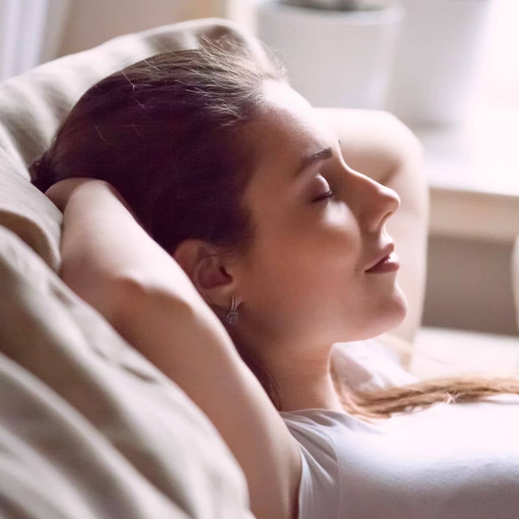 femme confortablement installée dans un canapé