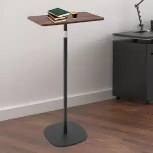 Petit bureau assis debout