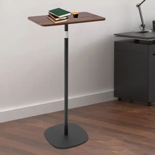 Petit bureau assis debout