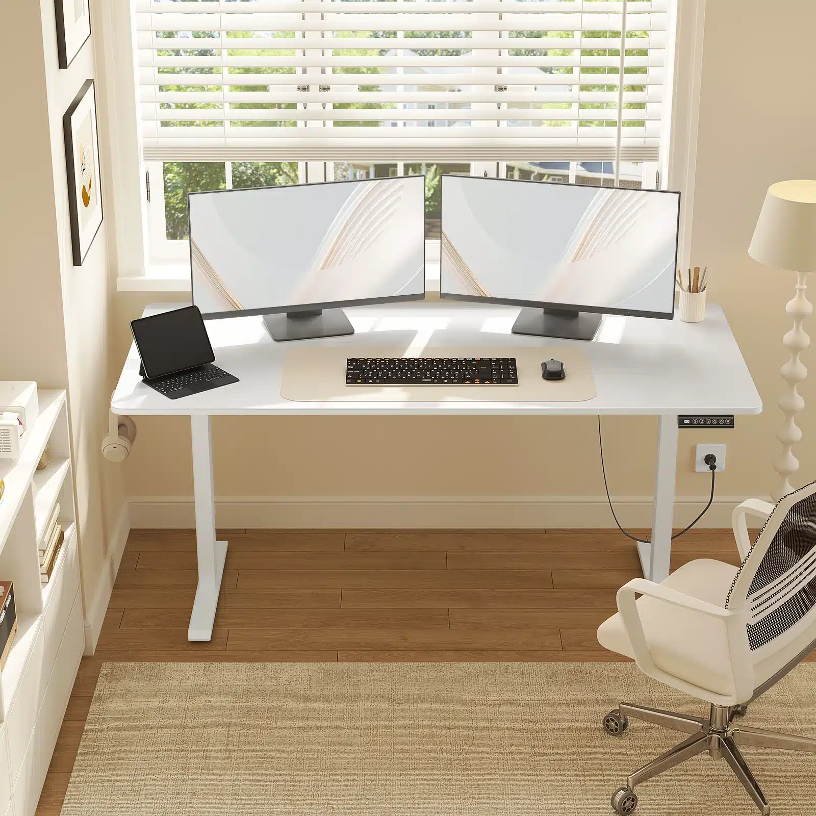 Bureau blanc avec deux moniteurs, clavier et souris au centre, tablette et chaise de bureau à gauche et lampe à droite dans
