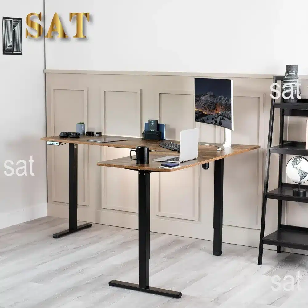 Deux bureaux d’angle en bois avec piétement noir, l’un plus grand avec écran et accessoires.