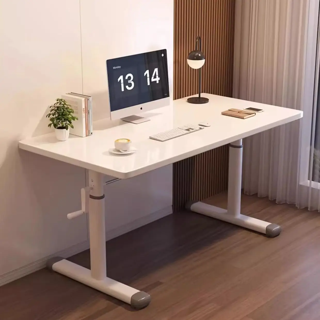 Installation d'un bureau assis-debout : montage et réglages Bureau assis-debout blanc avec écran et lampe de bureau sur une surface lisse dans une pièce lumineuse.