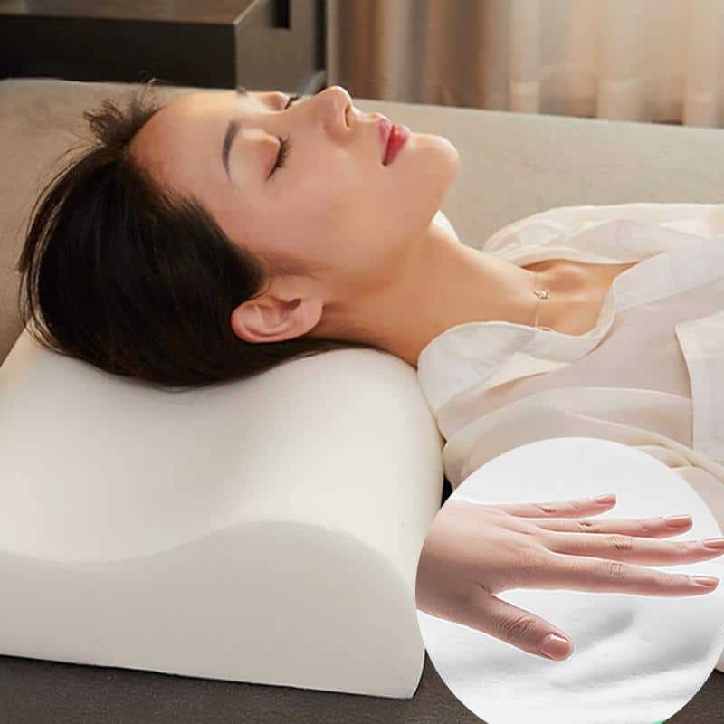 Comment bien placer son oreiller pour dormir : guide pratique Femme allongée sur le dos avec un oreiller en Cylindre soutenant la nuque et la tête, yeux fermés, décor de chambre en