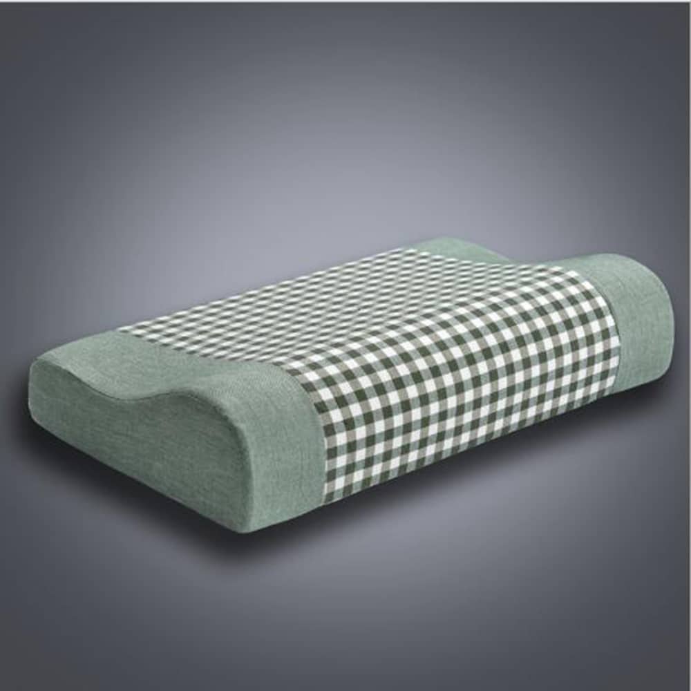 Oreiller cervical avec housse à motif carreaux vert et blanc posé à plat.