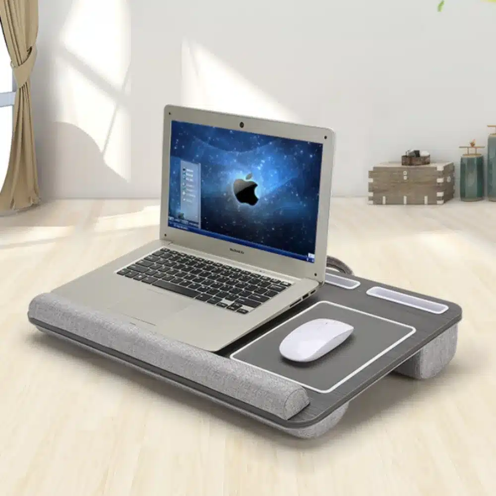 Repose-poignet ergonomique pour clavier : comment choisir Plateau repose-poignet ergonomique surélevé avec ordinateur portable et souris posés dessus.